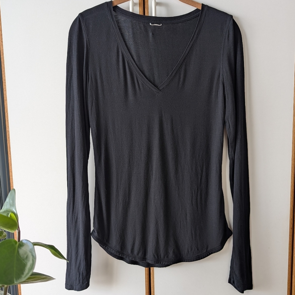 Kit and Ace Long Sleeve V-Neck Tee 4 6 S Black
